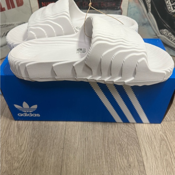 NEW Adidas Adilette 22 Men’s Size 5 Slides Sandals Crystal White HQ4672 - Picture 2 of 10